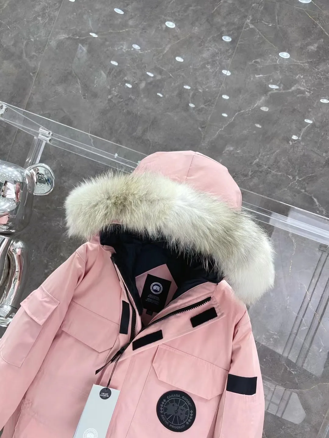 P840 Top version, original top quality Canadian brand Canada Goose has always been recognized as the warmest down jacket. Various Instagram celebrities, Internet celebrities, and celebrities often wear it for street photos. I do Canada Goose every year, but I still can’t get rid of my love for the geese. No matter how cold the weather is, there is no need to be afraid, because there are geese! ! The fur collar is made of top-grade imported coyote fur, which is not comparable to most of the loose and soft raccoon fur and fake fur on the market. The delicate and firm feel of the natural Siberian coyote fur collar is the sense of life that comes from the erosion of wind and frost in nature. The fur collar is removable! Filled with 90% white duck down, Canada Goose is the legendary warmest down jacket and is known as a must-have for Arctic outdoor sports! The most popular down jacket in the world, celebrities are rushing to buy it, it is a must-have! Same style for men and women Size: XS~L Ready in stock😍😍